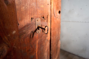 Antike Holztür mit Schloss, Close-up Antike Holztür mit Schloss, Close-up